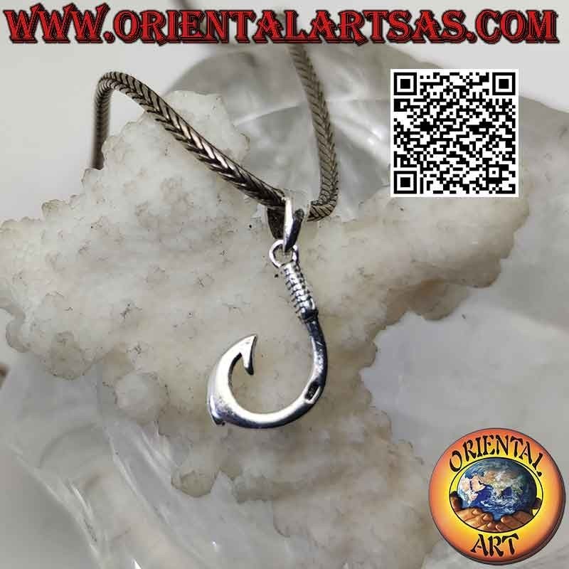 Ciondolo in argento a forma di classico amo da pesca