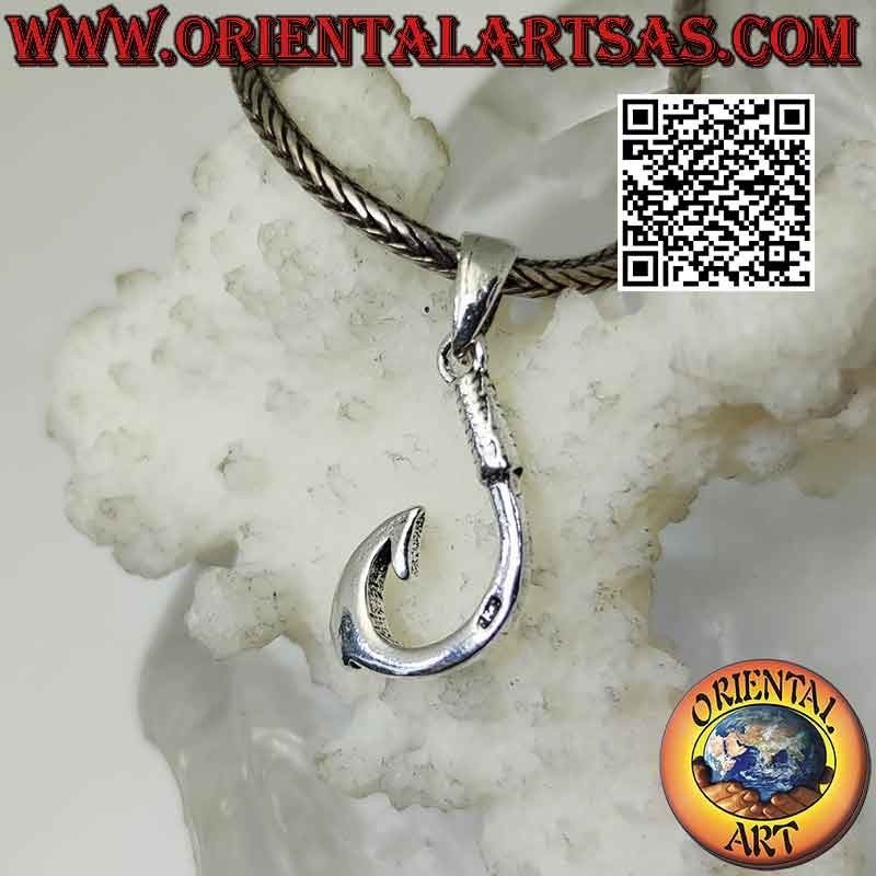 Colgante de plata en forma de anzuelo clásico