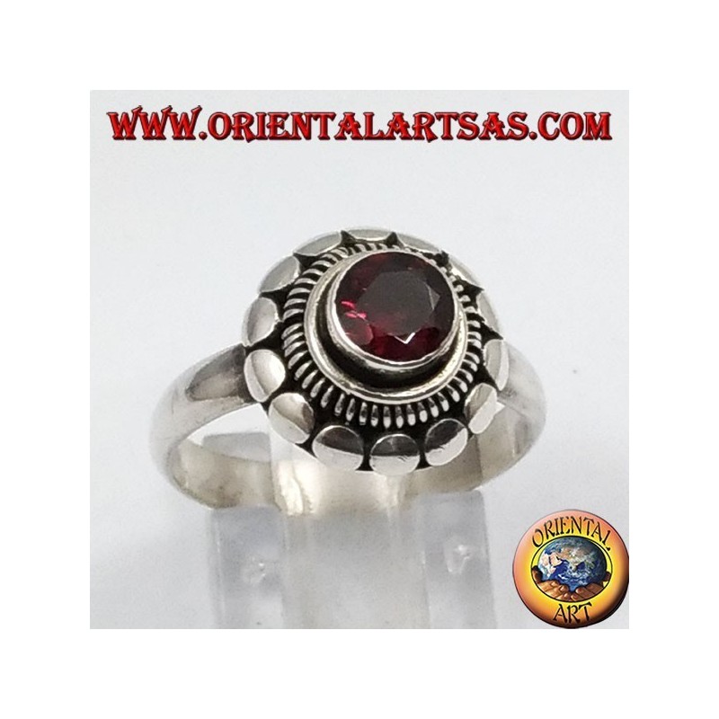 Bague en argent avec grenat naturel rond facetté