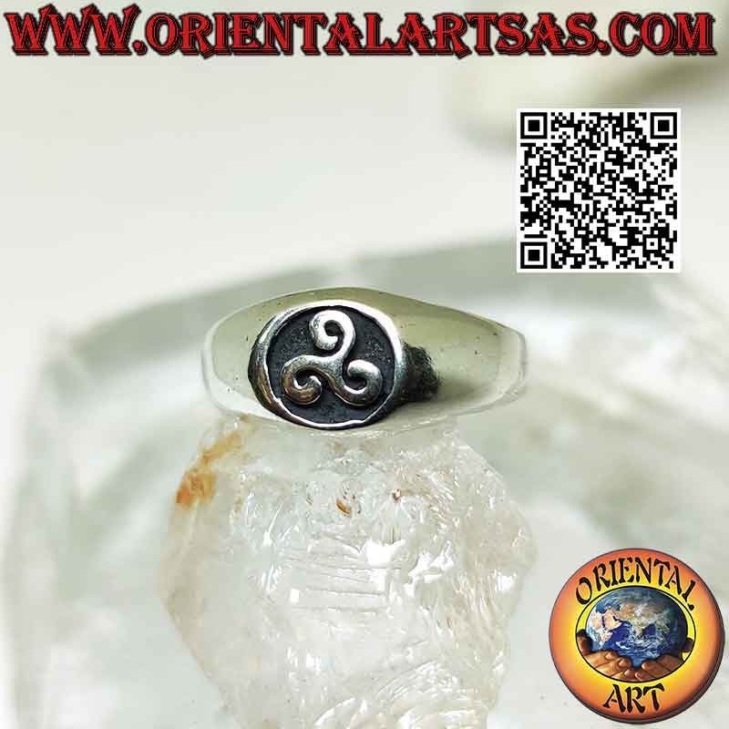 Anello in argento liscio con sigillo triskell (triskele) circolare a bassorilievo