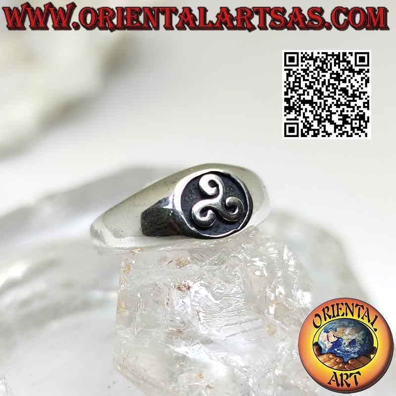 Bague en argent lisse avec sceau circulaire en bas-relief triskell (triskele)