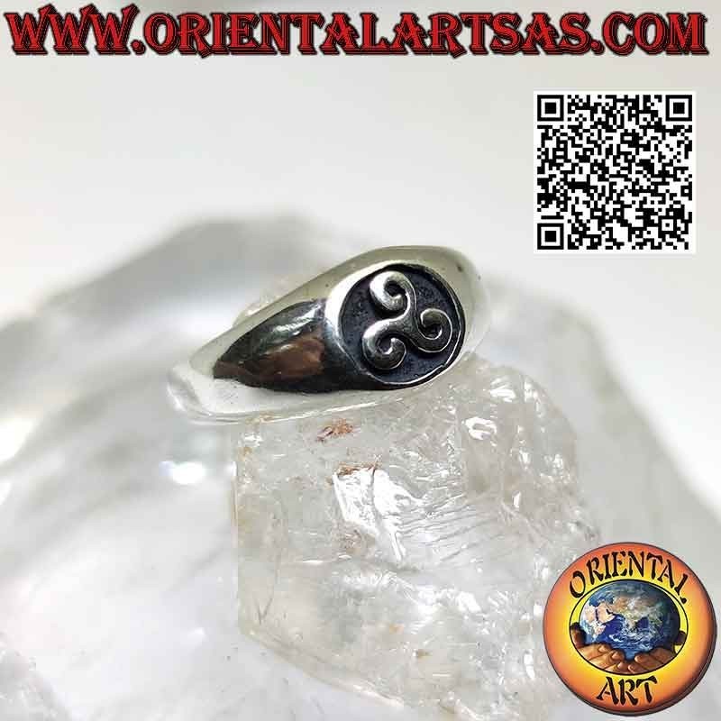 Anillo de plata lisa con sello circular de triskell (triskele) en bajorrelieve