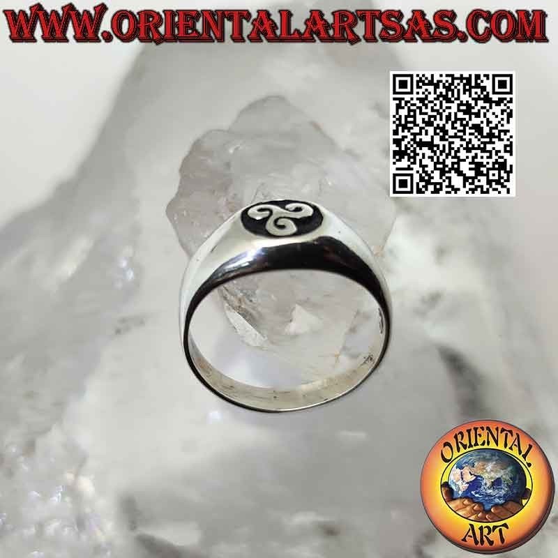 Anillo de plata lisa con sello circular de triskell (triskele) en bajorrelieve