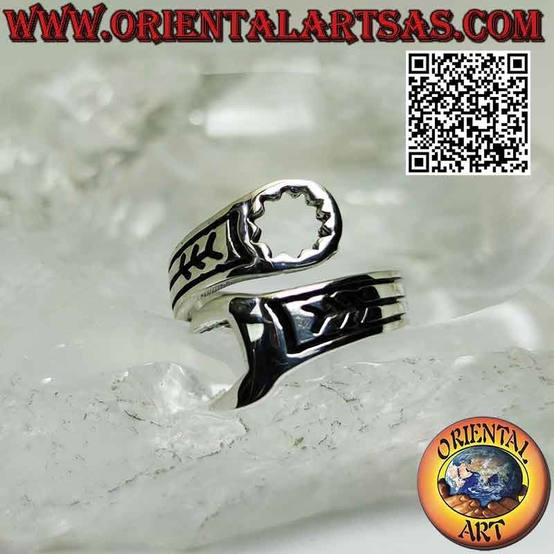 Bague en argent lisse en forme de clé avec gravures