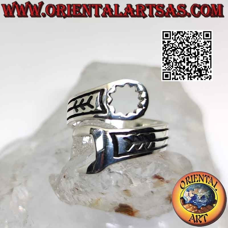 Anello in argento liscio a forma di chiave inglese con incisioni