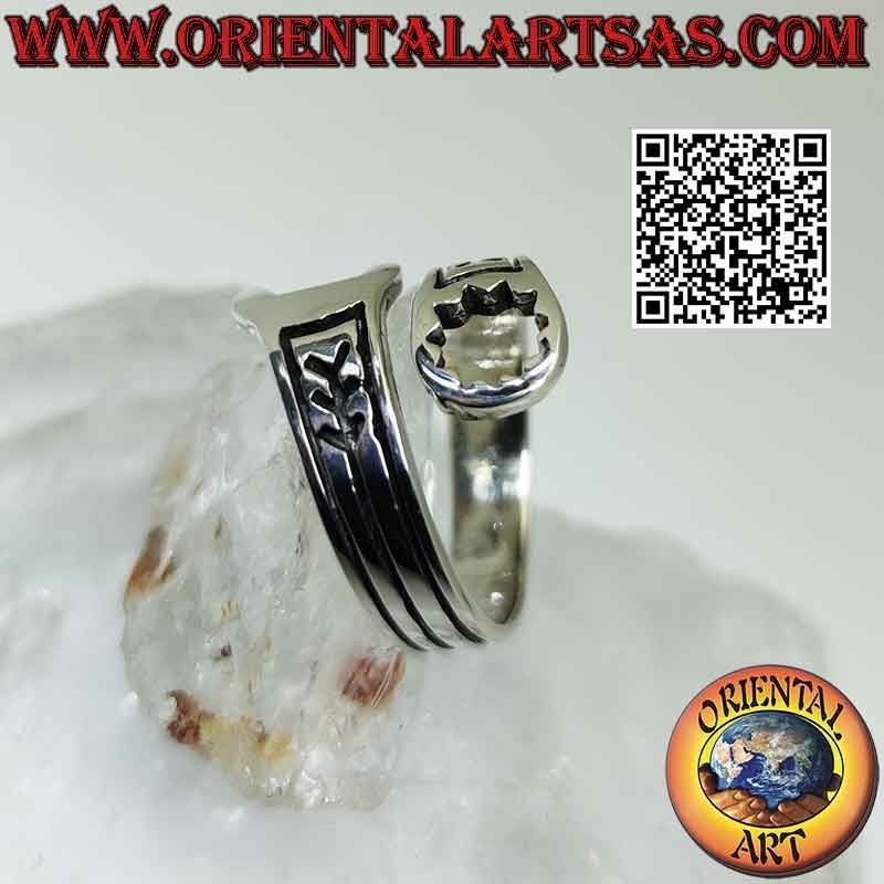 Anillo de plata lisa en forma de llave inglesa con grabados