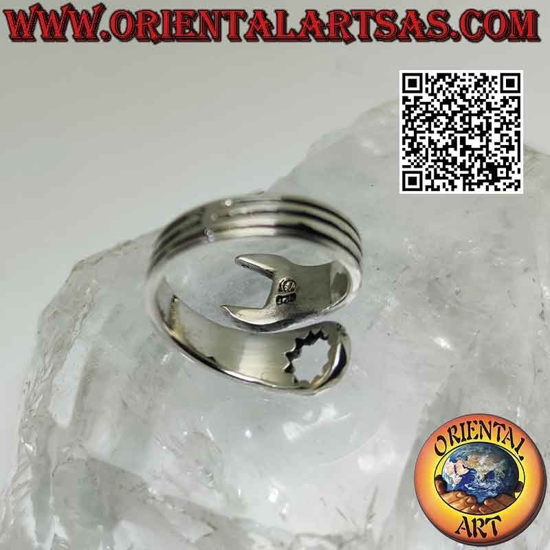 Anello in argento liscio a forma di chiave inglese con incisioni