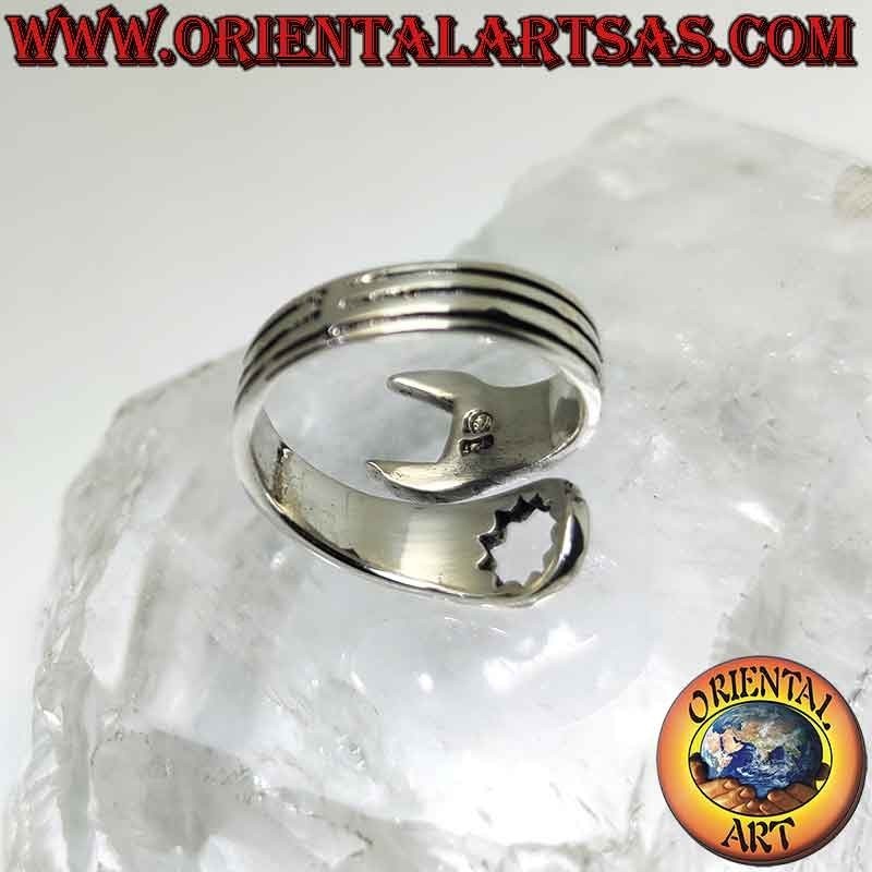 Anello in argento liscio a forma di chiave inglese con incisioni