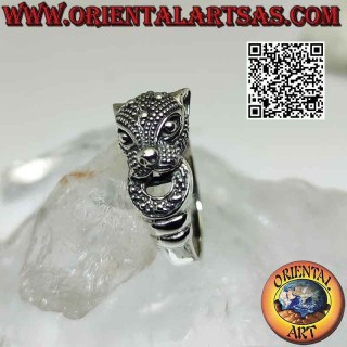 Anillo de plata, cabeza de leopardo agarrando un anillo.