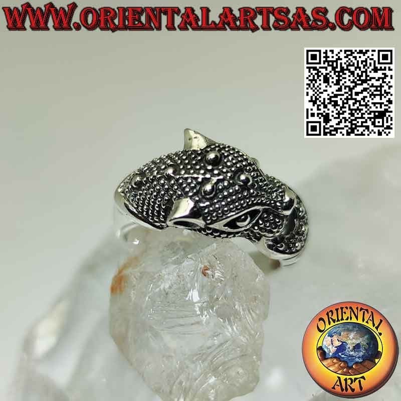 Anillo de plata, cabeza de leopardo agarrando un anillo.