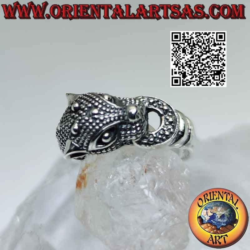 Anillo de plata, cabeza de leopardo agarrando un anillo.