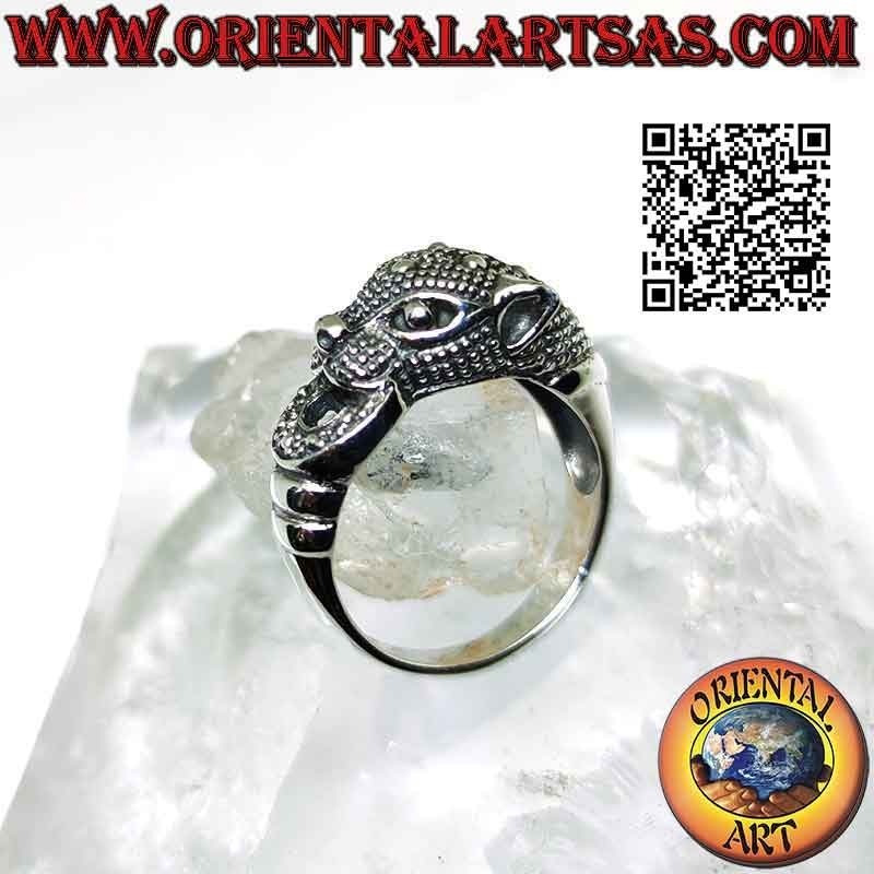 Bague en argent, tête de léopard agrippant un anneau