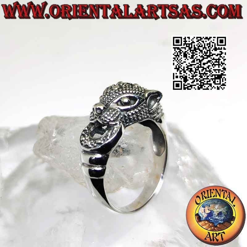 Bague en argent, tête de léopard agrippant un anneau