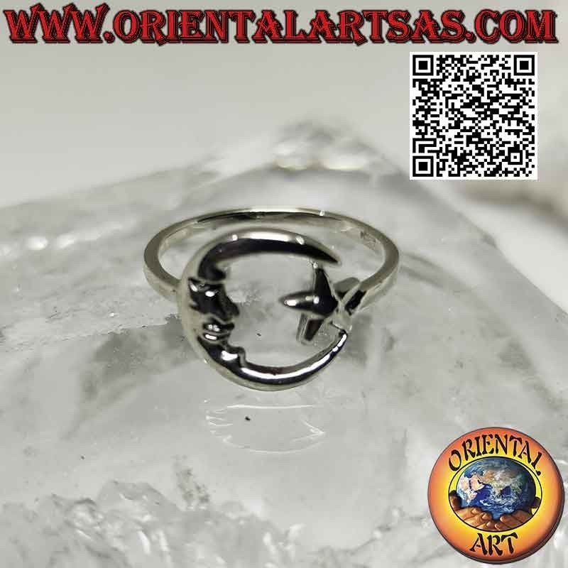 Anillo liso de plata con estrella y luna formando círculo