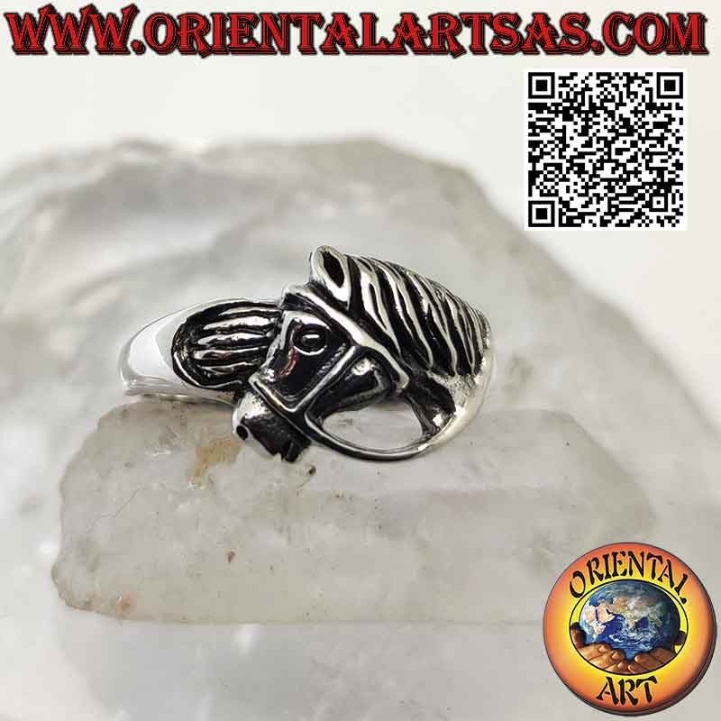 Anillo de plata, cabeza de caballo con brida de perfil.