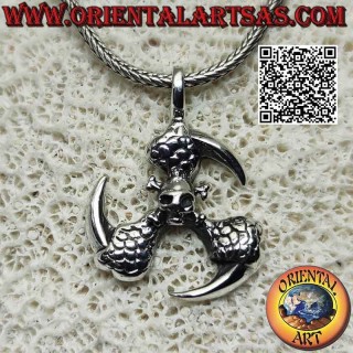 Colgante de plata con triple garra del dragón en movimiento circular con calavera central