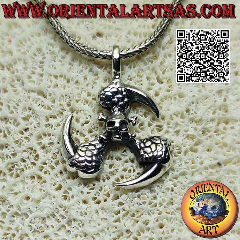 Colgante de plata con triple garra del dragón en movimiento circular con calavera central
