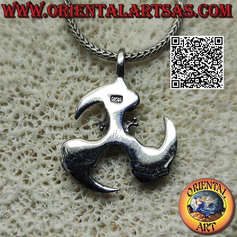 Pendentif en argent avec triple griffe du dragon en mouvement circulaire avec crâne central