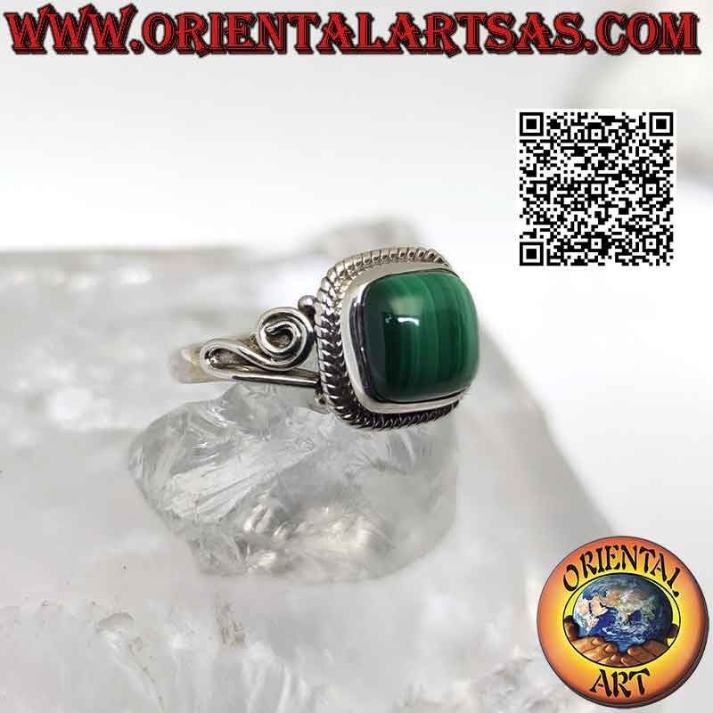 Anillo de plata con cabujón cuadrado de malaquita rodeado de entretejido y espiral en los laterales