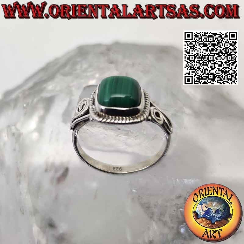 Anello in argento con malachite quadrata cabochon contornata da intreccio e spirale sui lati