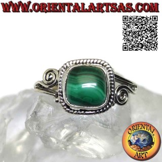 Bague en argent avec cabochon carré malachite entouré d'entrelacs et spirale sur les côtés