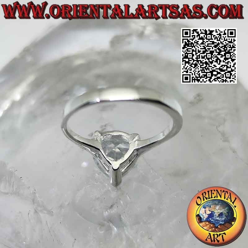 Anello in argento rodiato con zircone bianco a cuore incastonato rialzato e traforo sottostante