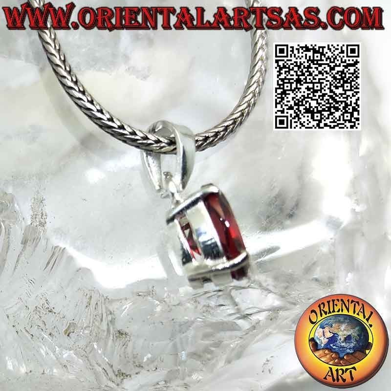 Colgante de plata con granate facetado ovalado engastado en doble montura lisa
