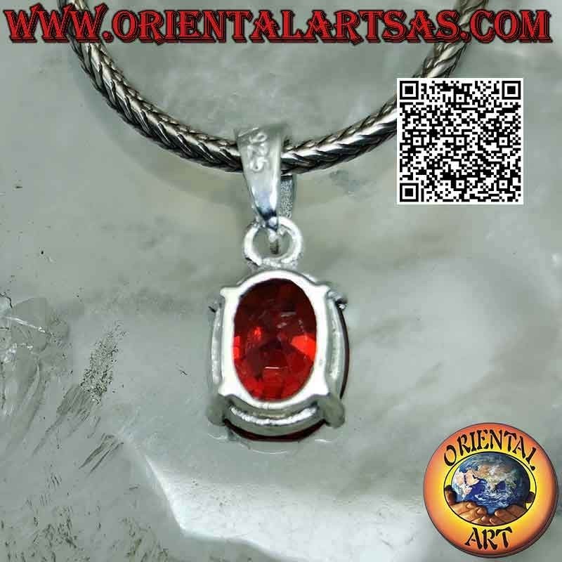 Ciondolo in argento con granato sfaccettato ovale incastonato su montatura liscia doppia