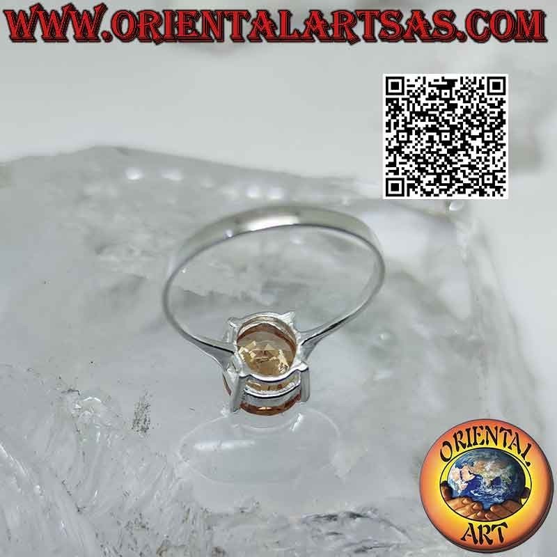 Bague en argent avec zircon champagne ovale facetté serti dans un double serti lisse