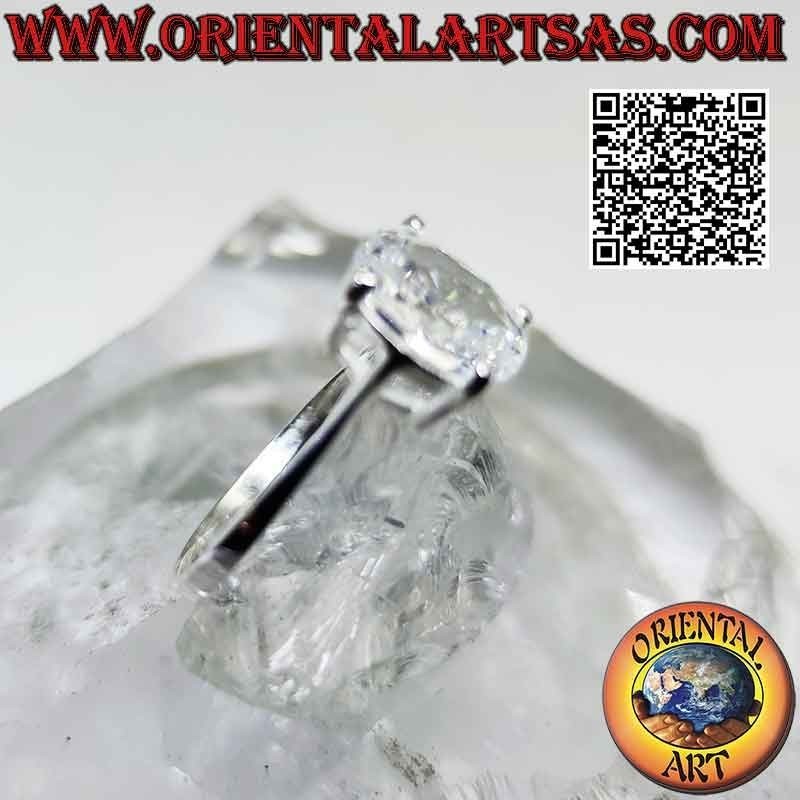 Anello in argento con zircone bianco sfaccettato ovale incastonato su montatura liscia doppia