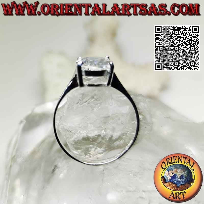 Anello in argento con zircone bianco sfaccettato ovale incastonato su montatura liscia doppia