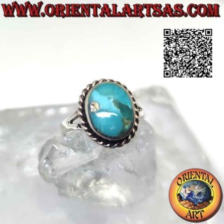 Bague en argent avec turquoise ovale naturelle de l'Arizona entourée d'un bord torsadé