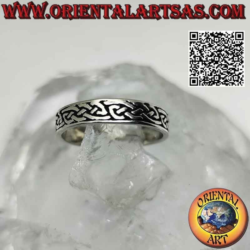 Anello in argento a fascia da 5 mm. con intreccio celtico infinito inciso