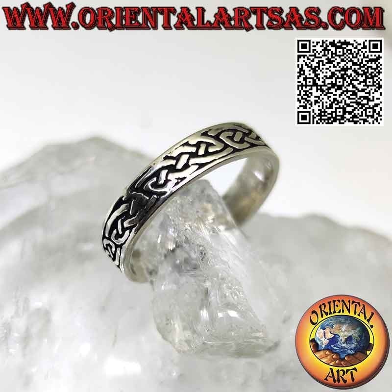 Anello in argento a fascia da 5 mm. con intreccio celtico infinito inciso
