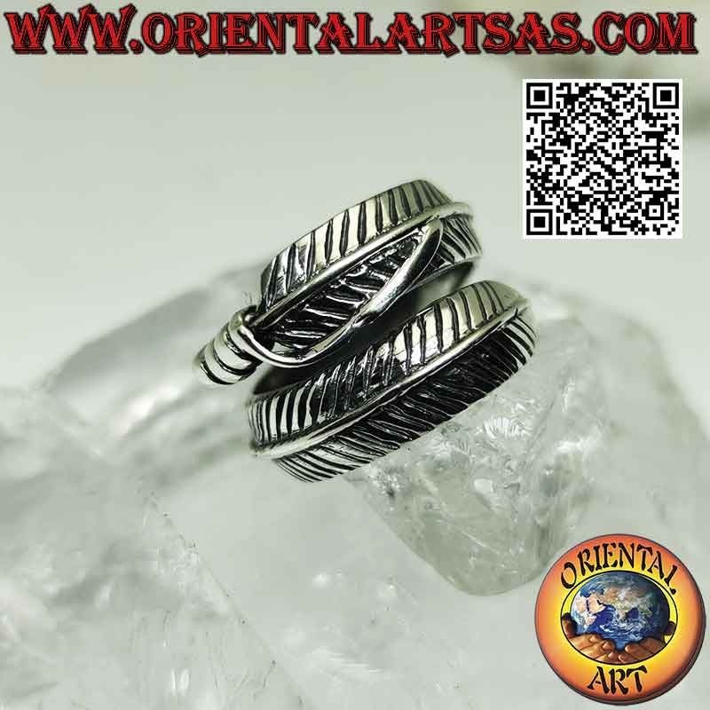 Anillo de plata con una pluma ajustable larga, redondeada y gruesa, símbolo de purificación