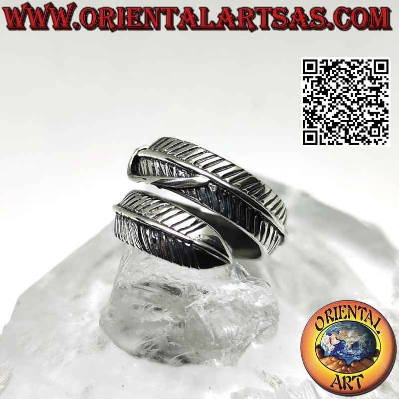 Anillo de plata con una pluma ajustable larga, redondeada y gruesa, símbolo de purificación