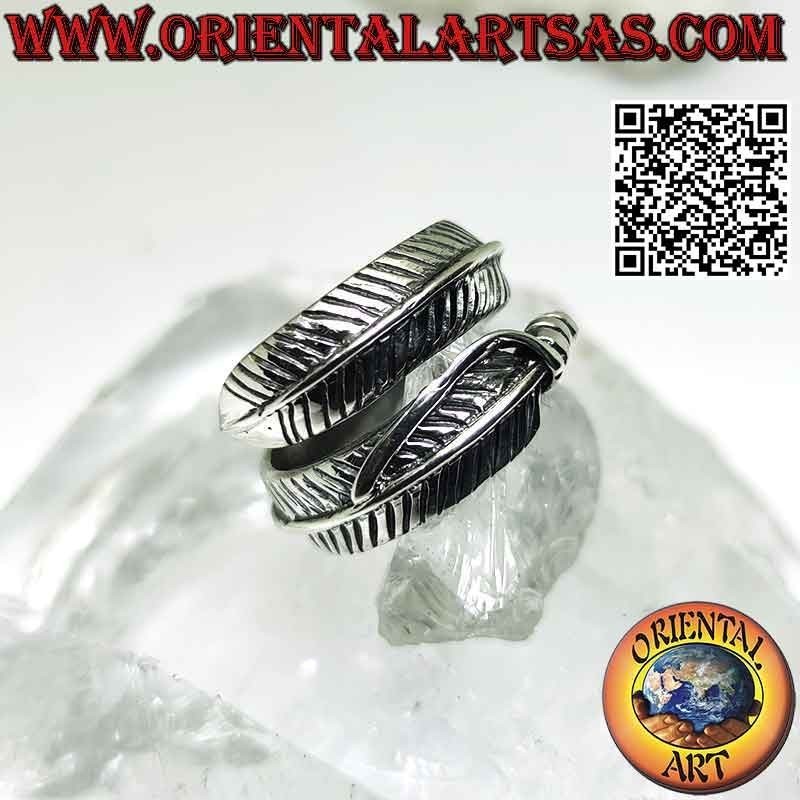 Anillo de plata con una pluma ajustable larga, redondeada y gruesa, símbolo de purificación