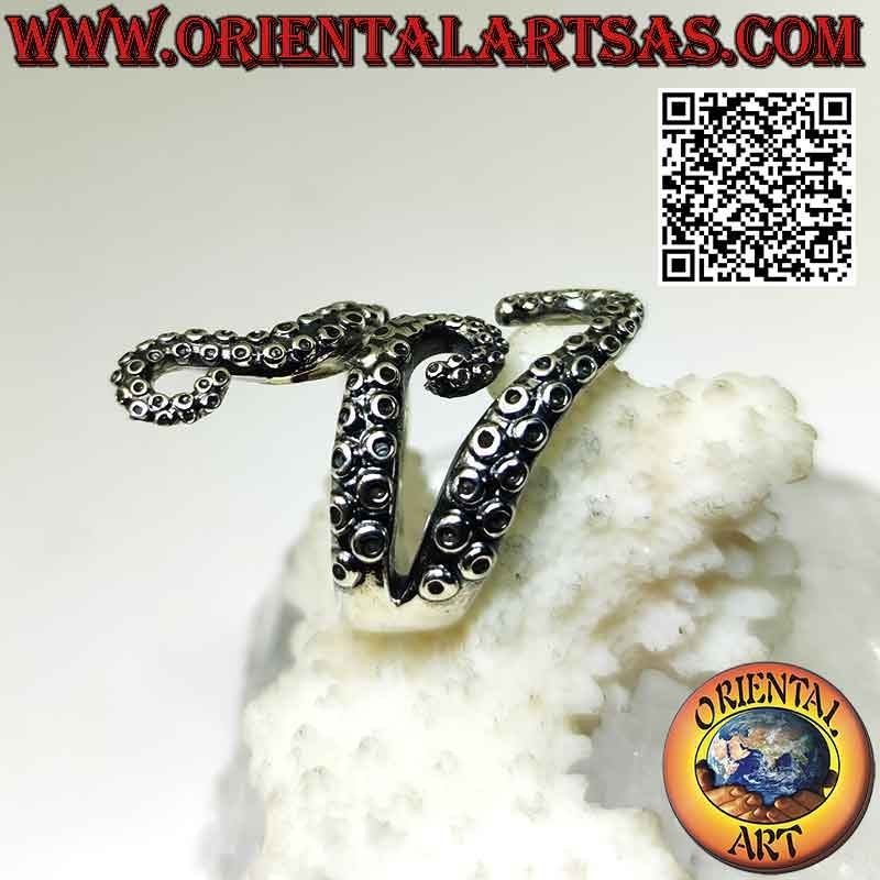 Silver ring, the three tentacles of the enveloping octopus (octopus) or octopus