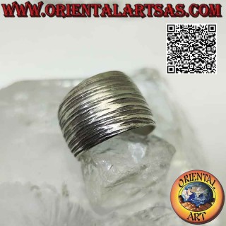 Anillo Karen de plata con banda ancha convexa con líneas horizontales grabadas (ajustable)