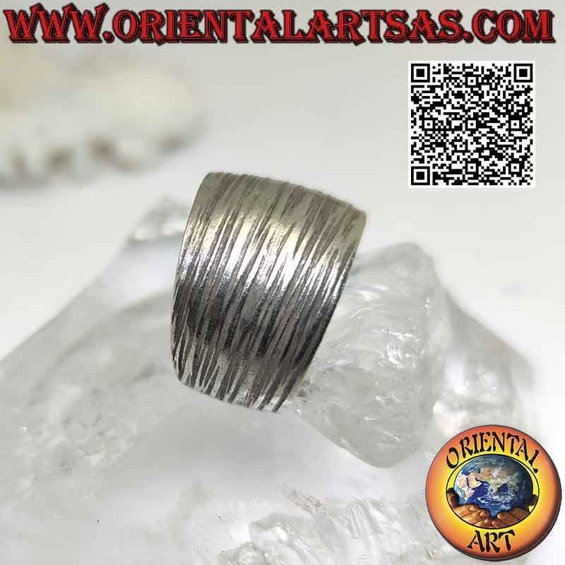 Anillo Karen de plata con banda ancha convexa con líneas horizontales grabadas (ajustable)