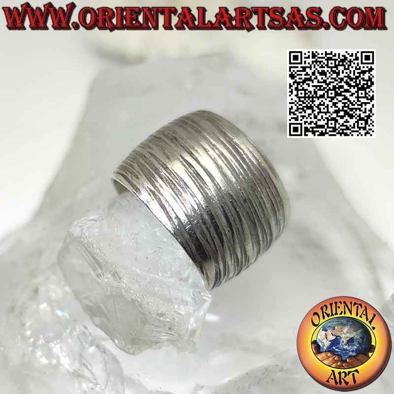 Anillo Karen de plata con banda ancha convexa con líneas horizontales grabadas (ajustable)
