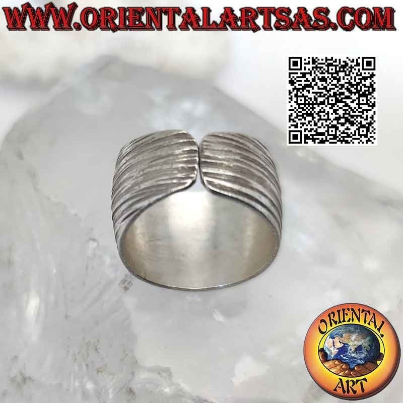 Anillo Karen de plata con banda ancha convexa con líneas horizontales grabadas (ajustable)