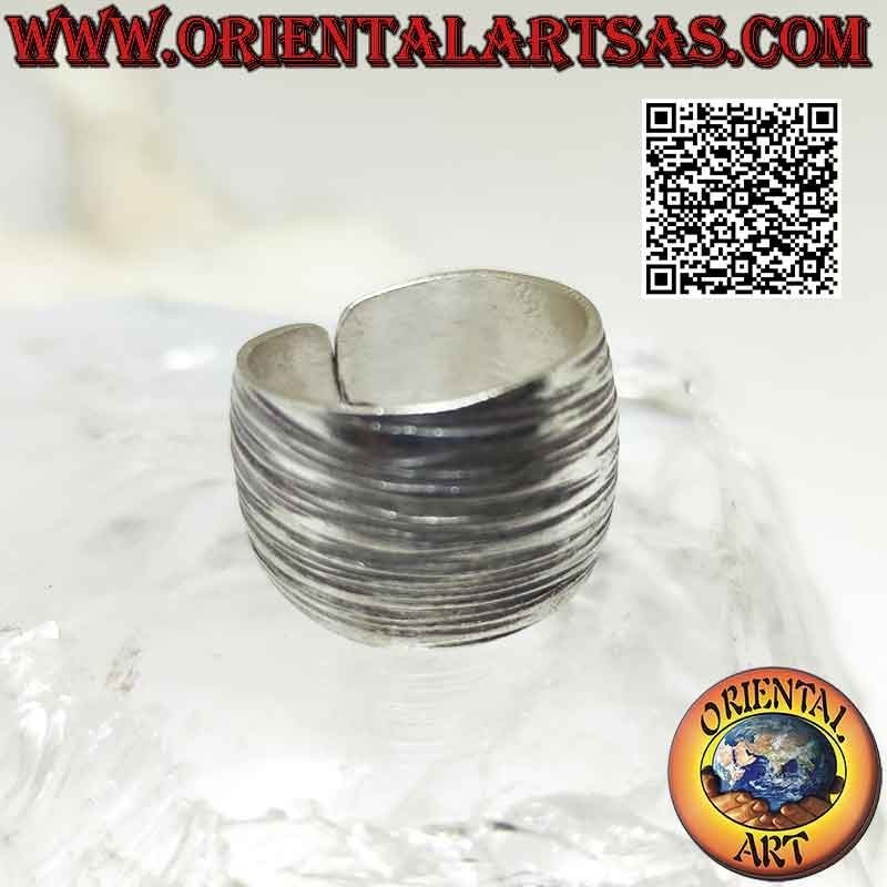 Anello in argento Karen a fascia larga bombata con righe orizzontali incise (regolabile)