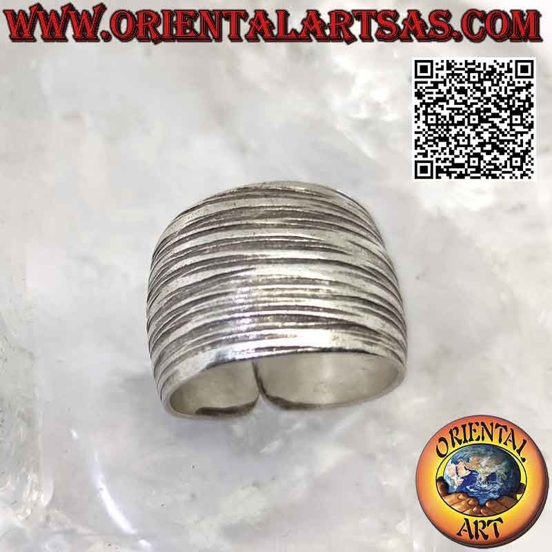 Bague en argent Karen avec large bande convexe avec lignes horizontales gravées (ajustable)