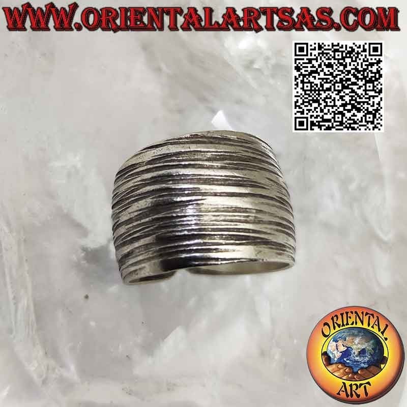 Anillo Karen de plata con banda ancha convexa con líneas horizontales grabadas (ajustable)