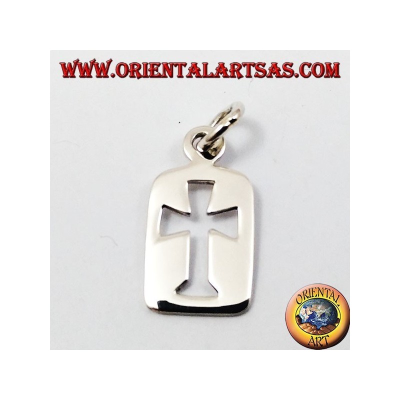 sculpté pendentif croix dans une plaque d'argent