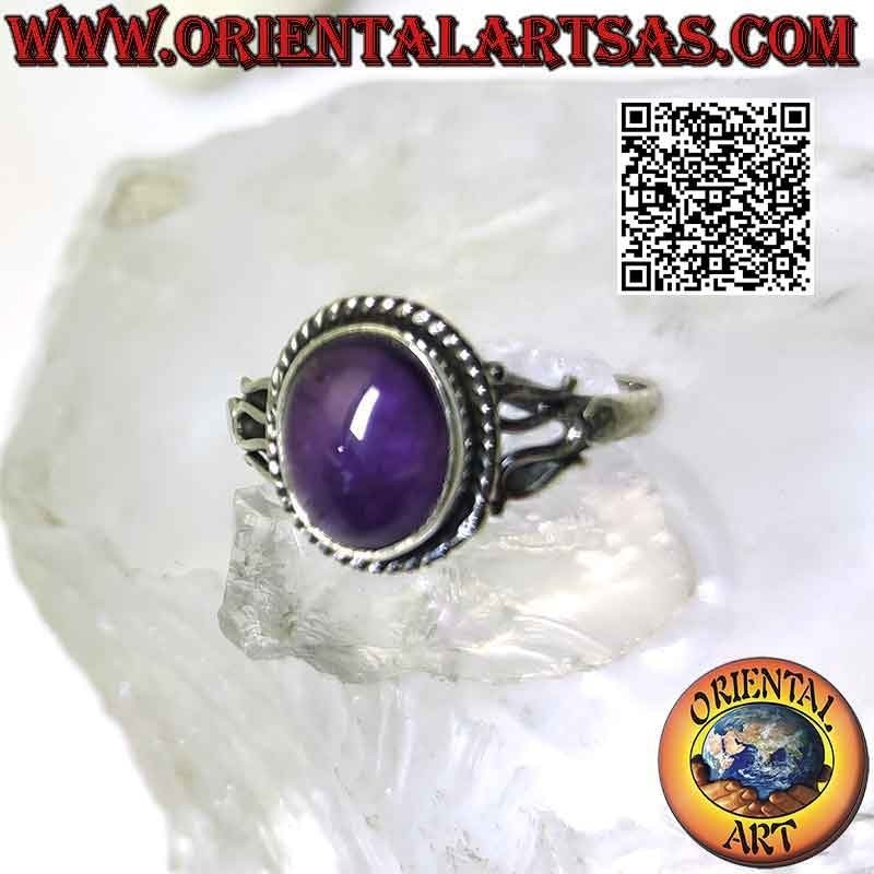 Anello in argento con ametista ovale cabochon e serpentina sui lati