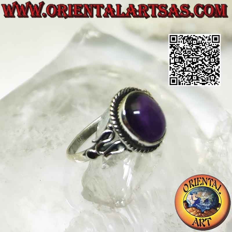 Anello in argento con ametista ovale cabochon e serpentina sui lati