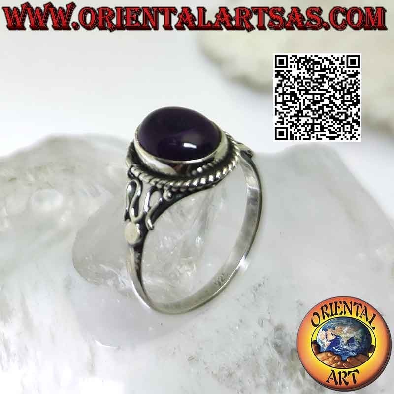 Anello in argento con ametista ovale cabochon e serpentina sui lati