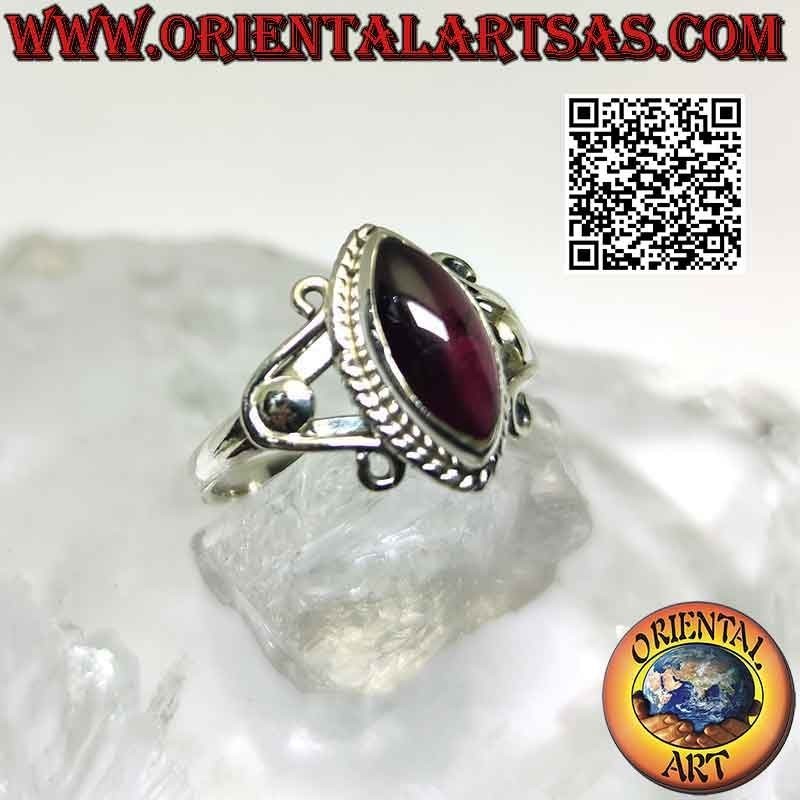 Anello in argento con granato cabochon a navetta su montatura a V